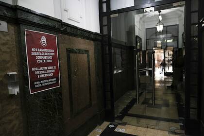 El pasillo de ingreso a la mesa de entrada al Tribunal Nacional del Trabajo, de paro