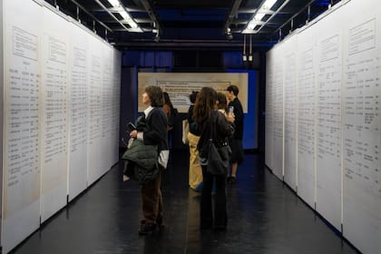 El pasillo en donde se muestran algunos de los 700 nombres censurados por la última dictadura
