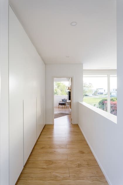 El pasillo que conduce al dormitorio principal balconea con el living.