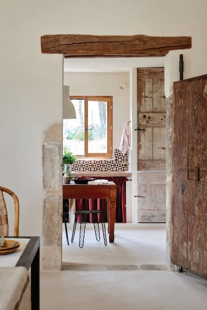 El paso a la cocina es a través de una puerta de granero del 1700 rescatada de otra residencia campestre familiar.