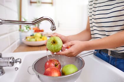 El paso a paso para limpiar frutas con ácido cítrico y extender su duración