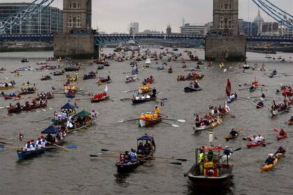 El paso de cientos de barcos por el Puente de la Torre de Londres, uno de los máximos emblemas de la capital británica