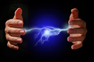 ¿Qué significa que una persona transmita corriente a otra?