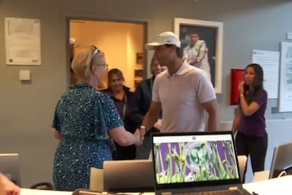 El paso de Rafael Nadal por las oficinas del All England, donde los trabajadores recibieron el agradecimiento y el afecto del español, que quiere volver a Wimbledon.