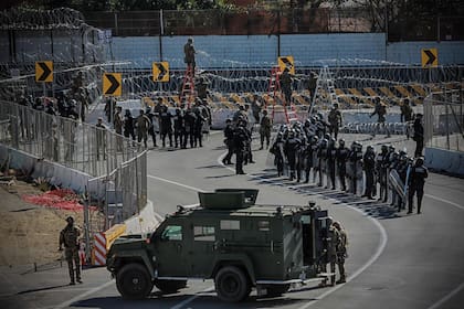 El paso de San Ysidro, que conecta San Diego y Tijuana, amaneció custodiado por los militares