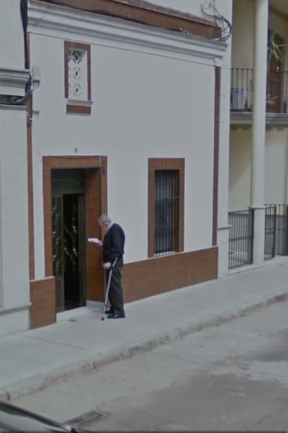 El paso del auto de Street View deja postales cotidianas que muchos usuarios rescatan por su impacto emocional