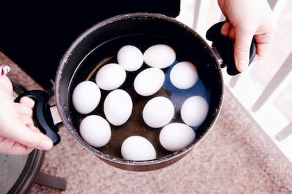 El paso del tiempo o la temperatura a la que son sometidos los huevos duros pueden ocasionar que no sean cocinados correctamente