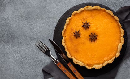El pastel de calabaza se distingue por su base de masa y su relleno ligero y esponjoso