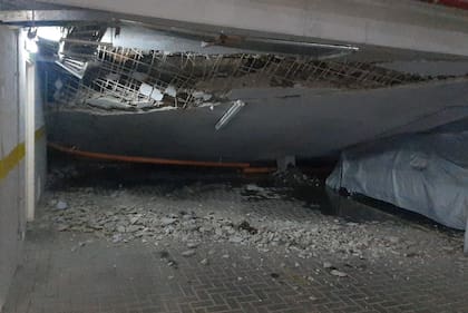 El pasto que cubría la losa del estacionamiento no tendría buen drenaje, según el arquitecto