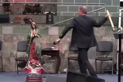 El pastor Kevin T. Wynne destruyó las imágenes religiosas con un acha
