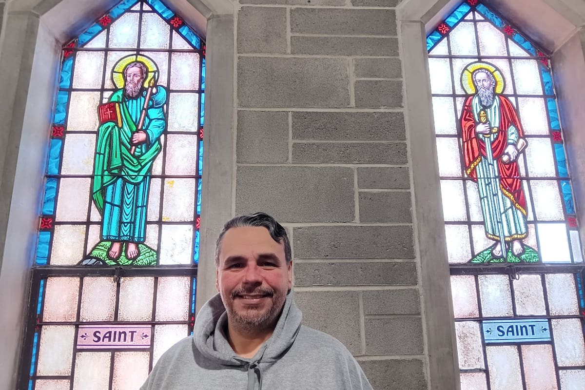 El pastor Marvin del Ríos, en el interior de su iglesia