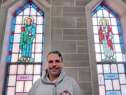 El pastor Marvin del Ríos, en el interior de su iglesia