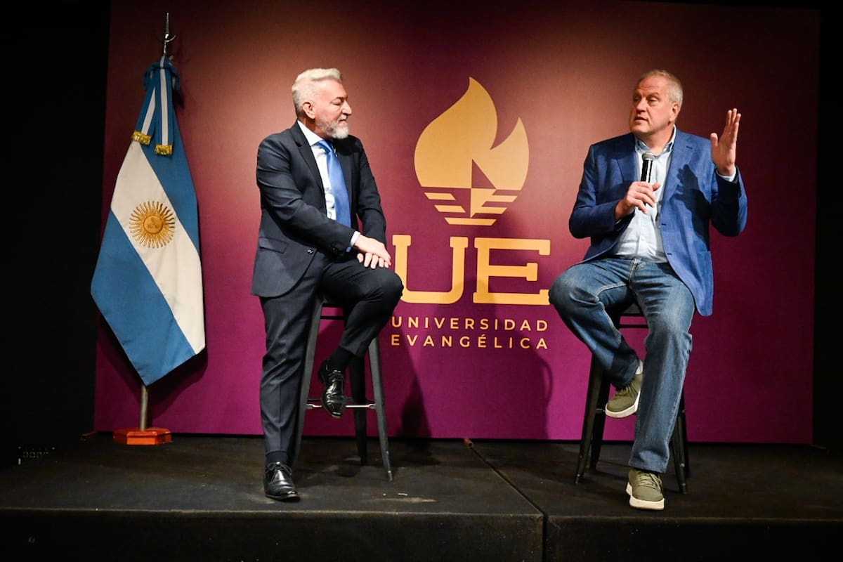 El pastor Osvaldo Carnival y el ministro Jaime Perczyk, en la presentación de la Universidad Evangélica