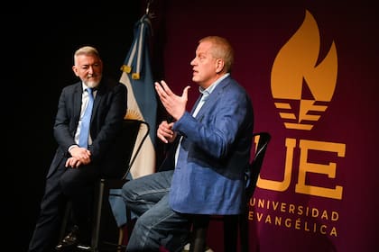 El pastor Osvaldo Carnival y el ministro Perczyk, en la presentación de la Universidad Evangélica