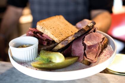 El pastrón es una carne de sabor bien intenso y textura firme.