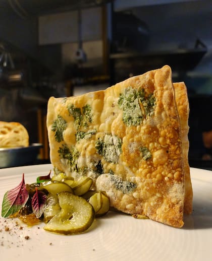 El paté de mejillones, servido entre dos galletas de cilantro y una mermelada de apio es una maravilla, de lo mejor de la carta