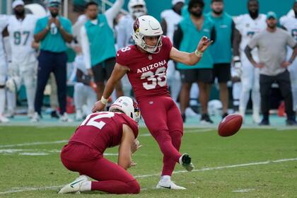 El pateador de los Cardinals de Arizona Chad Ryland va por el gol de campo en el encuentro ante los Dolphins de Miami del domingo 27 de octubre del 2024. (AP Foto/Lynne Sladky)