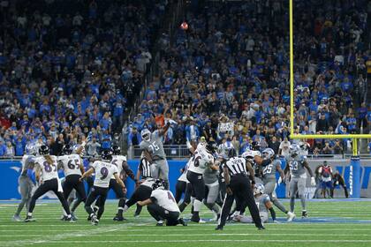 El pateador de los Ravens de Baltimore Justin Tucker patea un gol de campo de 66 yardas para establecer un nuevo récord de la NFL para el triunfo ante los Lions de Detroit el domingo 26 de septiembre del 2021. (AP Photo/Tony Ding)