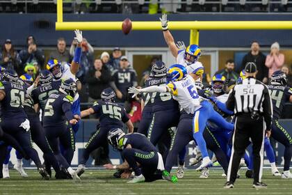 El pateador Jason Myers (5) de los Seahawks de Seattle, logra el gol de campo de la victoria en tiempo extra en el juego de la NFL en contra de los Rams de Los Ángeles, el domingo 8 de enero de 2023, en Seattle. (AP Foto/Stephen Brashear)