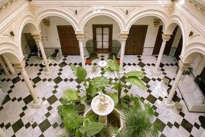 El patio andaluz es, ante todo, una forma de habitar adaptada al clima del sur de España. Más allá de sus columnas y azulejos, tiene un microclima propio y un carácter introspectivo que marcan la organización de la vida doméstica.