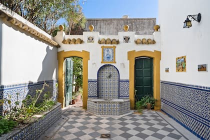 El patio andaluz tiene azulejos sevillanos y una fuente como elemento central