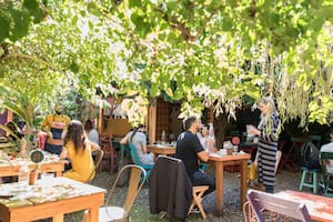 El patio arbolado de La Cocina de Daksha, un microclima en el centro de Tigre.
