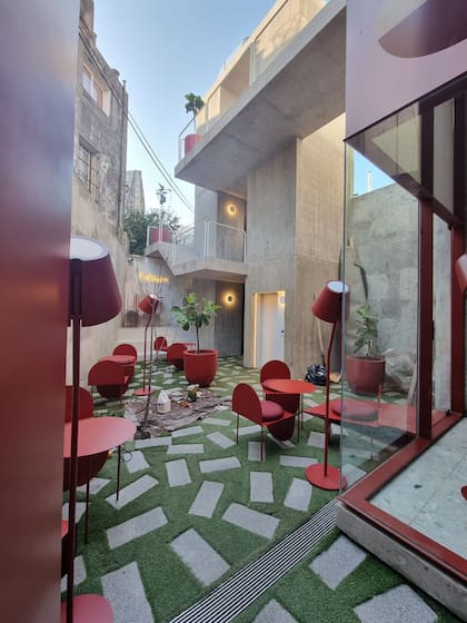 El patio -aun en obra- de la pastelería