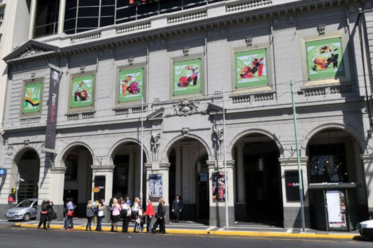 El Patio Bullrich está ubicado en Posadas 1245, en el barrio porteño de Retiro.