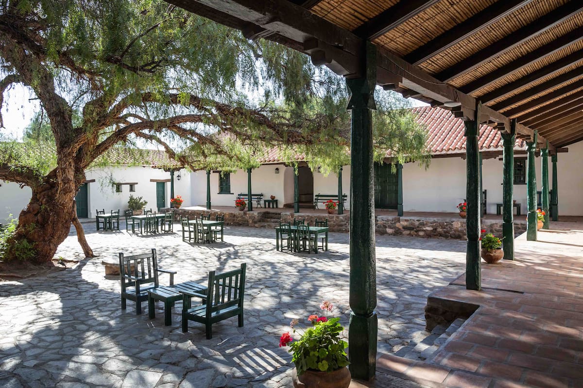 El patio colonial de Hacienda de Molinos, con su añoso molle.