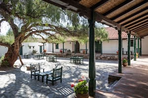El patio colonial de Hacienda de Molinos, con su añoso molle.
