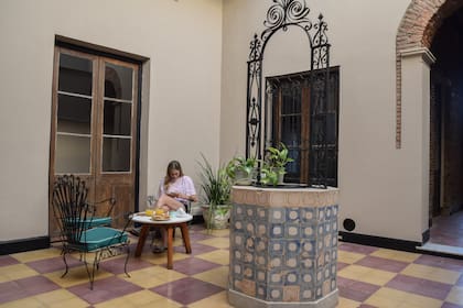 El patio con aljibe es ideal para tomar el desayuno o descansar.