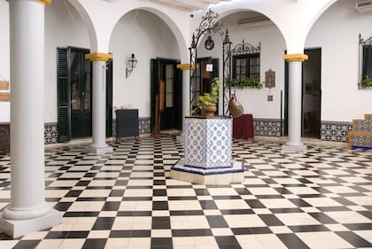 El patio con aljibe instalado a mediados del siglo XIX tiene un brocal hexagonal de mampostería, recubierto de azulejos y una alzada de hierro que presenta bandas verticales.