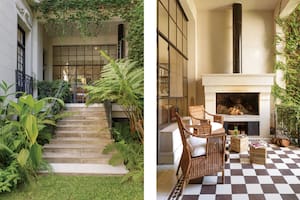 El patio con piso damero y chimenea –que es parrilla y hogar en invierno– es el nexo entre la cocina y la fronda.