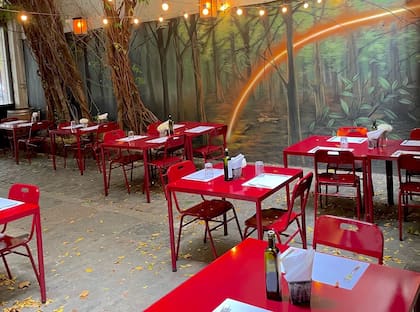 El patio con sus características mesas rojas de Cosi Mi Piace