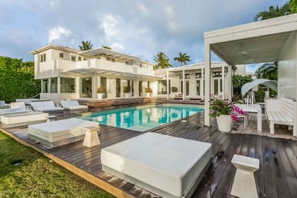 El patio cuenta con una gran pileta y espectaculares vistas