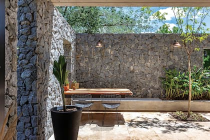El patio de acceso es un gran lugar para pasar las tardes de invierno, ya que recibe sol del norte y está reparado entre los muros de piedra.