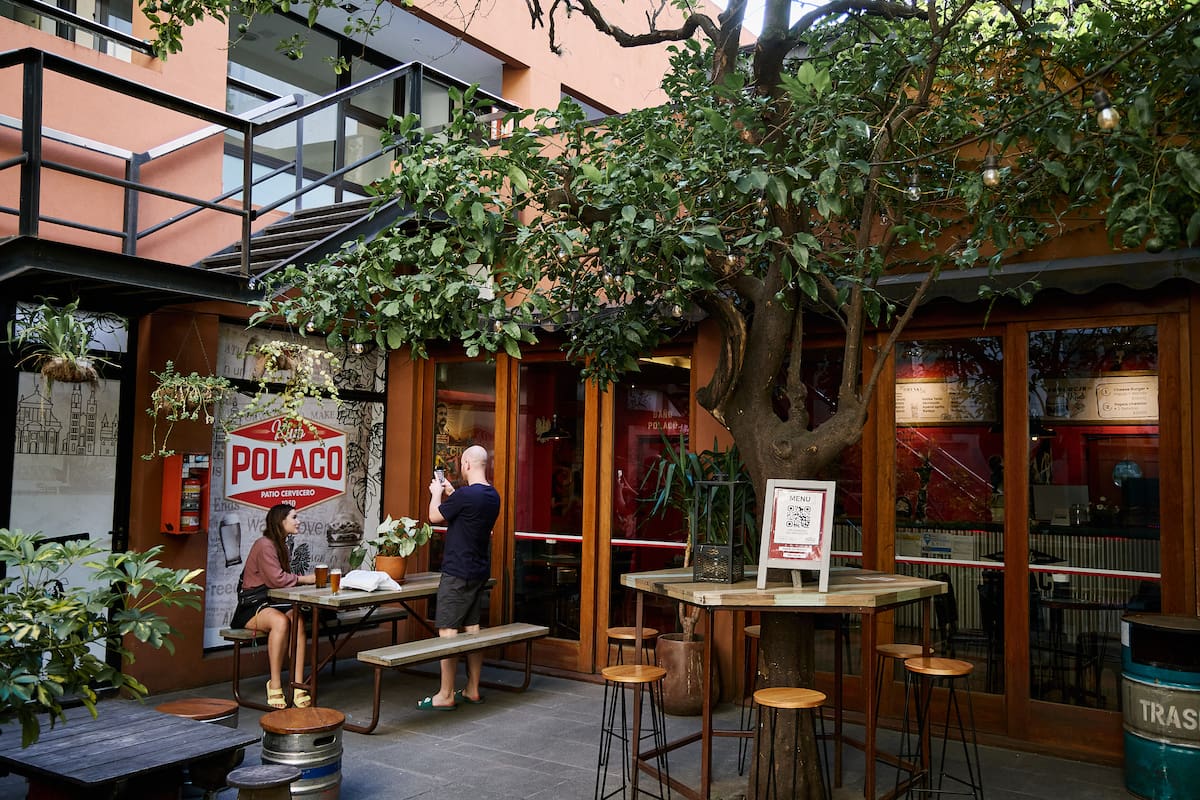 El patio de la casona que alberga el Klub Polaco, con su naranjo en el centro