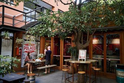 El patio de la casona que alberga el Klub Polaco, con su naranjo en el centro