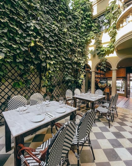 El patio de La Malbequería, un lugar idílico para reunirse de a varios.