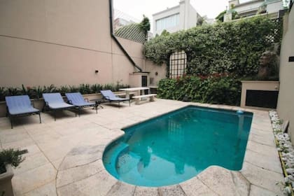 El patio de la mansión de Benjamín Vicuña, con pileta y parrilla
