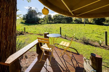 El patio de la tiny house tiene un pequeño deck de madera