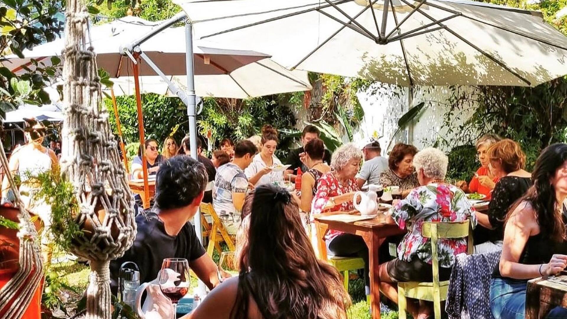 El patio de Mabel, una parrilla que funciona a puertas cerradas