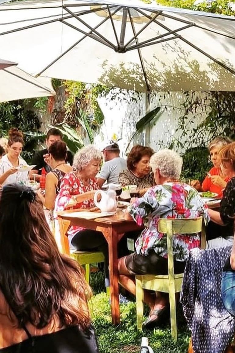 El patio de Mabel, una parrilla que funciona a puertas cerradas