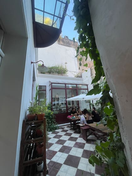El patio deja entrever los espacios cerrados y los abiertos