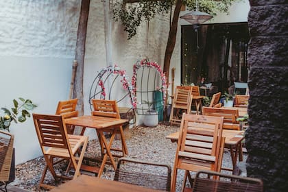 El patio del local de Asu Mare en Palermo