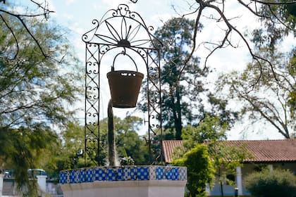 (...) El patio es el declive/
por el cual se derrama el cielo en la casa./
Serena,/
la eternidad espera en la encrucijada de estrellas./
Grato es vivir en la amistad oscura/
de un zaguán, de una parra y de un aljibe./
(Fragmento de "Un patio", de Jorge Luis Borges)