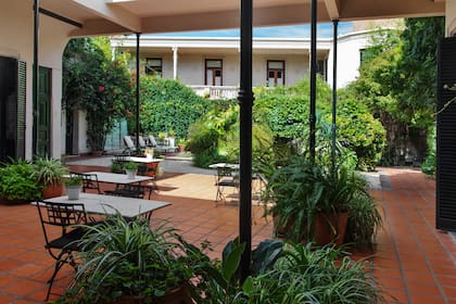 El patio exterior, uno de los espacios para relajarse y donde mejor se escuchan las campanas de la Catedral que suenan a cada hora.