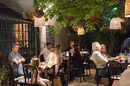 El patio iluminado es el sitio ideal para la cena cuando empieza el tiempo cálido.