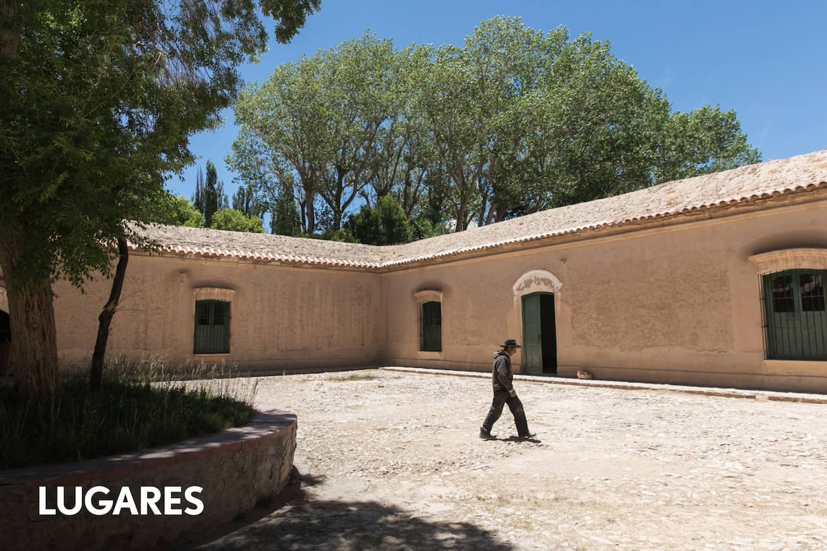 El patio interno de “la Casa del Marqués”: esta hacienda de estilo colonial alojó a personajes ilustres como Mariano Moreno, Manuel Belgrano y Juan Manuel de Pueyrredón