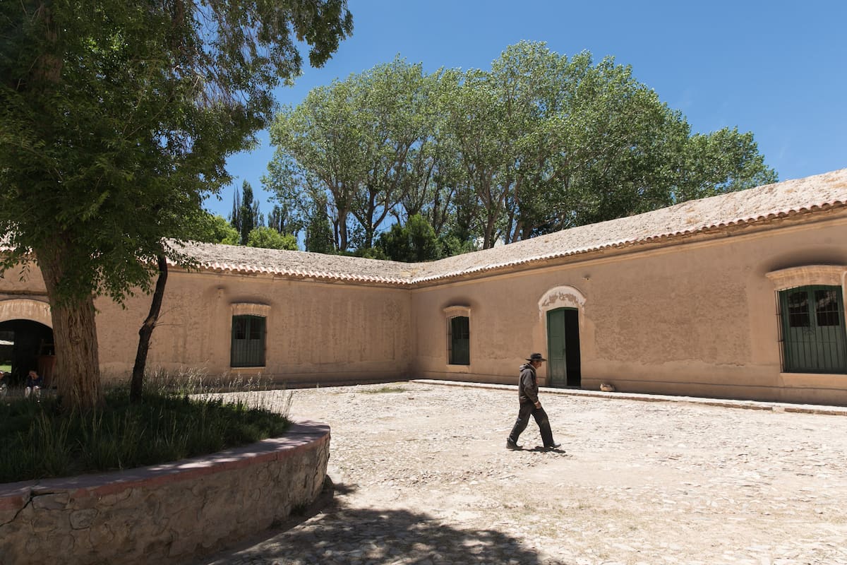 Una de las cuidadoras de la iglesia Nuestra Señora del Rosario y San Francisco de Asís, que data de 1682 y se conserva en su estado original.